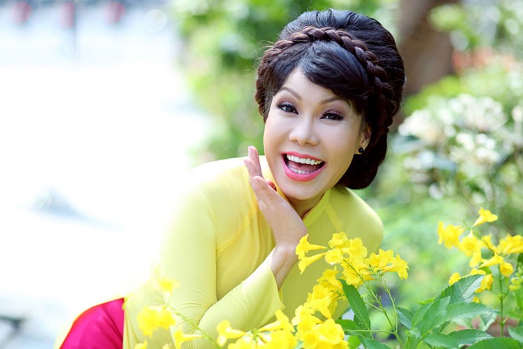 Viet Huong diu dang voi ao dai chuc Tet Binh Than 2016-Hinh-4